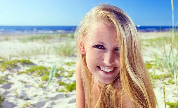 Ευτυχισμένη γυναίκα σε μια παραλία — Φωτογραφία Αρχείου