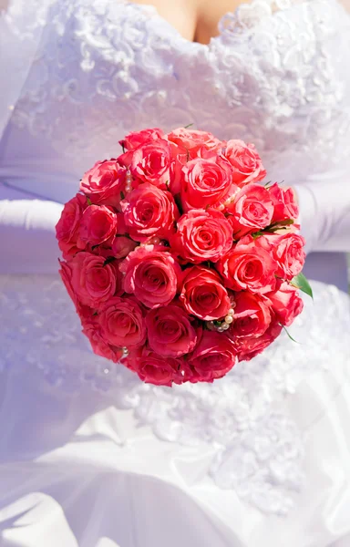 Bride with pink roses — Stock Photo, Image