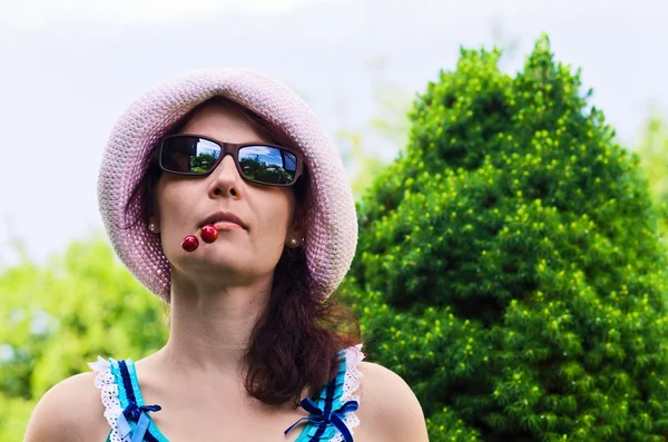 Donna con ciliegie — Foto Stock