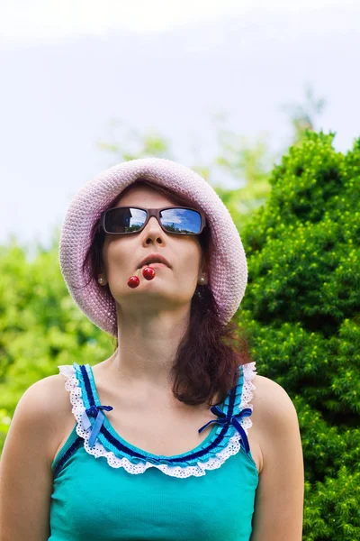 Donna con ciliegie — Foto Stock