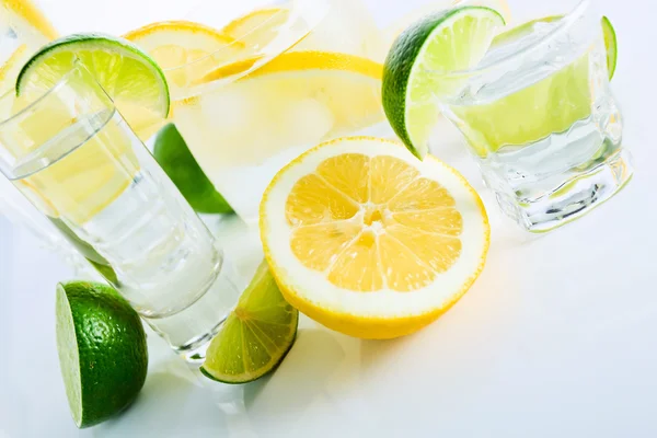 Bevande con limone e lime — Foto Stock