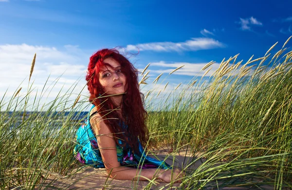Νεαρή γυναίκα σε μια παραλία — Φωτογραφία Αρχείου