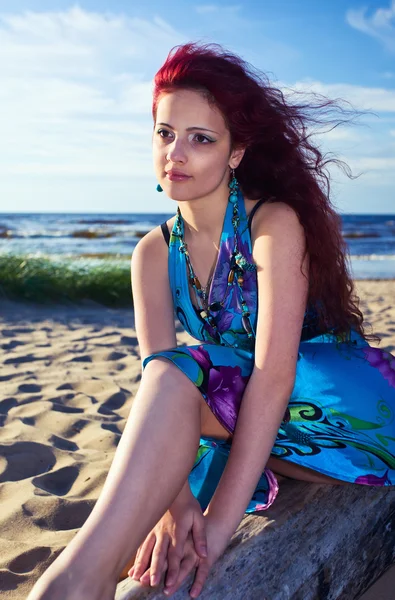 Ung kvinna på en strand — Stockfoto