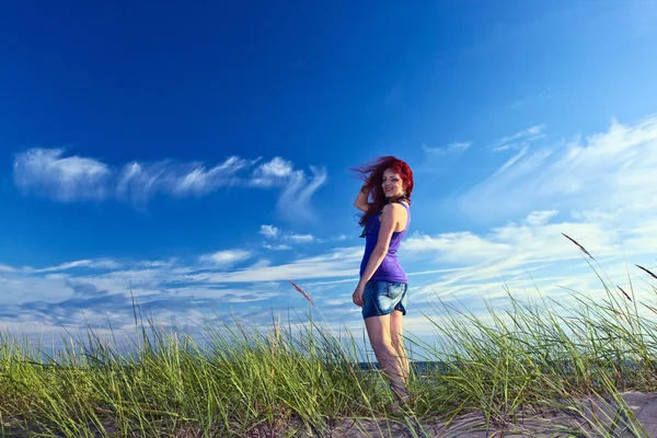 Jeune femme sur une plage — Photo