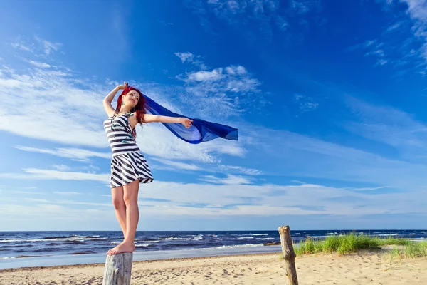 Jeune femme sur une plage Images De Stock Libres De Droits