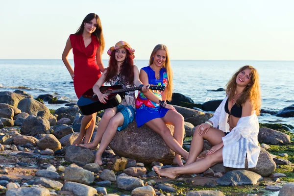 Meninas em litoral — Fotografia de Stock