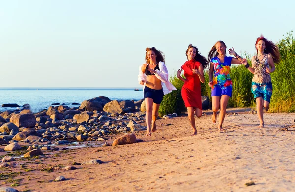 Meninas em litoral — Fotografia de Stock