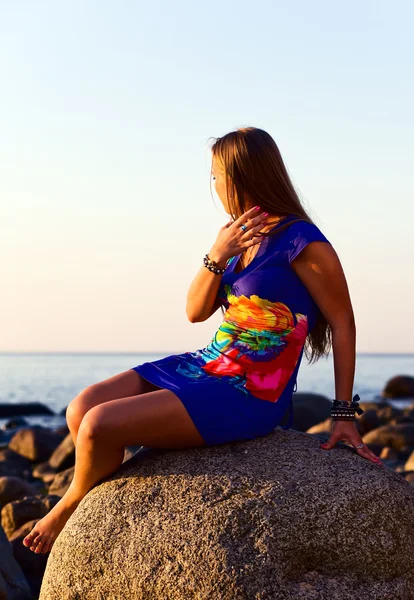 Дівчина на березі моря перед заходом сонця — стокове фото