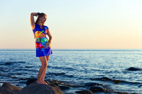 Chica en la costa antes de una puesta de sol — Foto de Stock