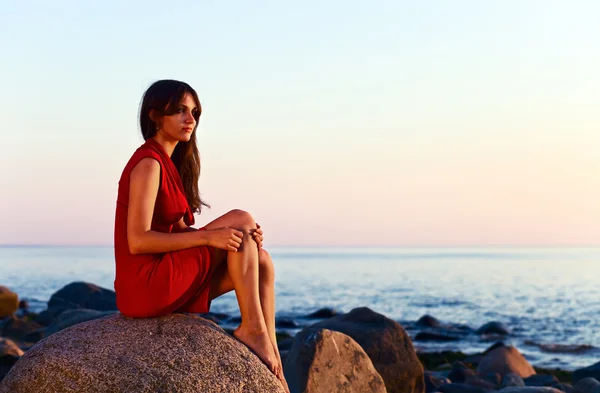 Chica en la costa antes de una puesta de sol —  Fotos de Stock