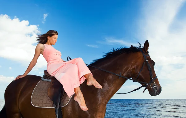 Vacker flicka med häst på seacoast — Stockfoto