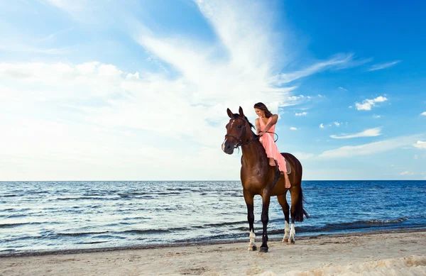 Belle fille avec cheval sur le littoral — Photo