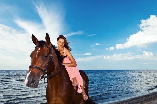 Menina bonita com cavalo no litoral — Fotografia de Stock