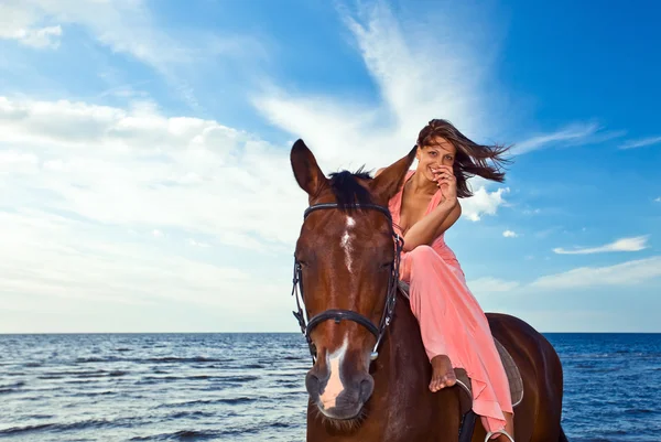 Bella ragazza con cavallo sulla costa — Foto Stock