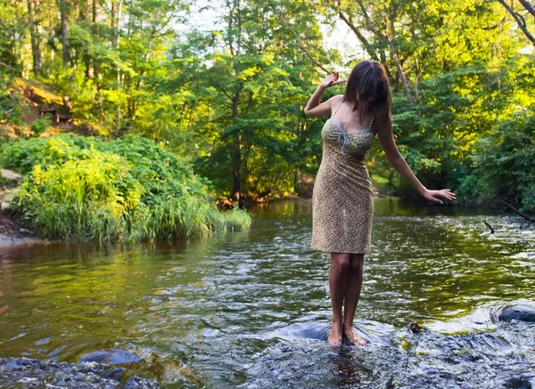 Девушка в реке — стоковое фото