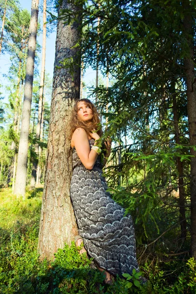 Девушка с длинными волосами в лесу — стоковое фото