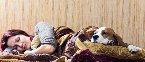 Femme endormie et son chien — Photo