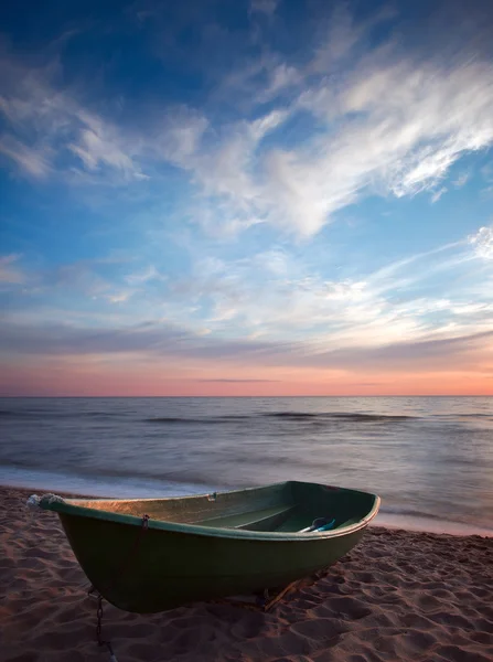 Pôr do sol. Barco na costa . — Fotografia de Stock