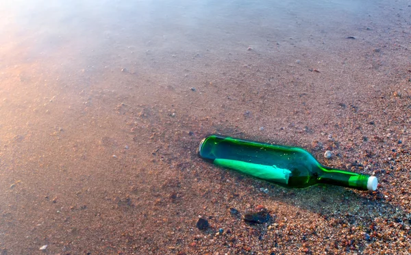 Fles met het bericht op Zeekust — Stockfoto