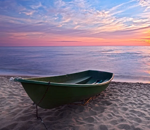 Sonnenuntergang. Boot an der Küste. — Stockfoto