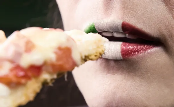 De Italiaanse vrouw eet pizza — Stockfoto
