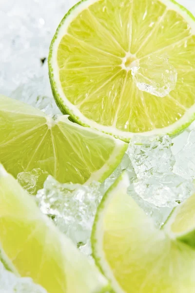 Pedaços de limão misturados com gelo — Fotografia de Stock