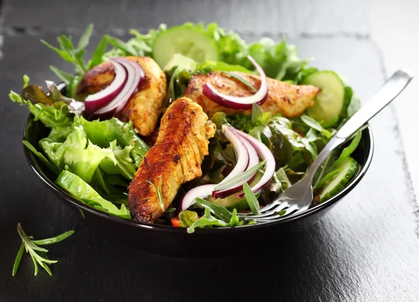 Салат с маринованной куриной грудью — стоковое фото