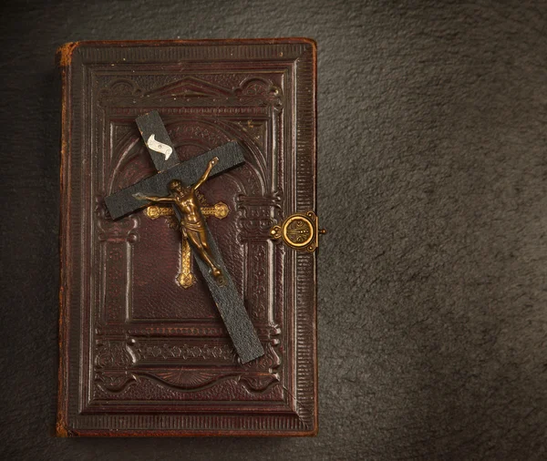 Παλιά bibel με σταυρό — Φωτογραφία Αρχείου