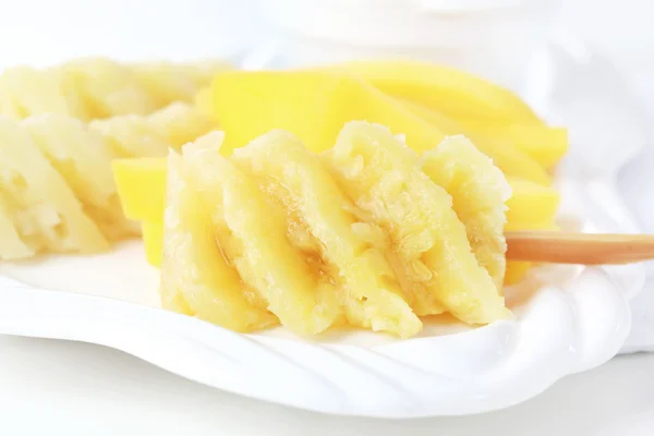 Ananas na tyčce — Stock fotografie