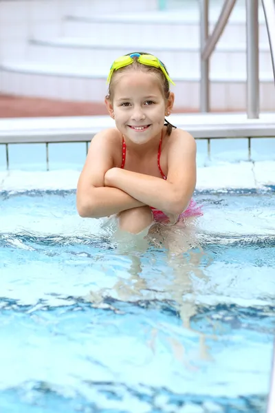 Child relaxing by swimming pool — Stock Photo, Image