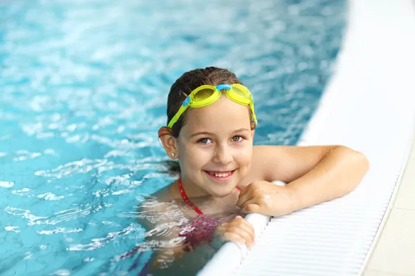 Dívka s brýlemi v bazénu — Stock fotografie
