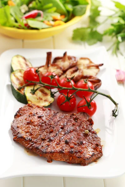 Beef steak with grilled vegetable — Stock Photo, Image