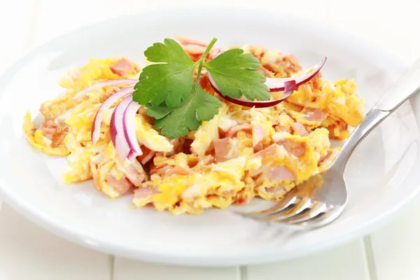 Scrambled eggs with ham and onion — Stock Photo, Image