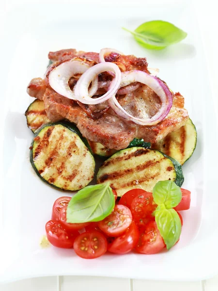 구운된 야채와 함께 후라이팬에 볶은 돼지고기 스테이크 — 스톡 사진