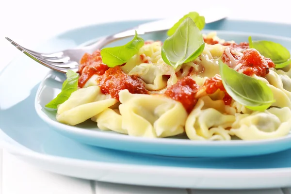 Tortellini com molho de tomate e queijo — Fotografia de Stock