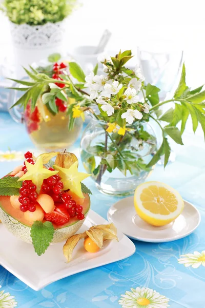 Zomer verfrissing met dessert-fruit en limonade — Stockfoto