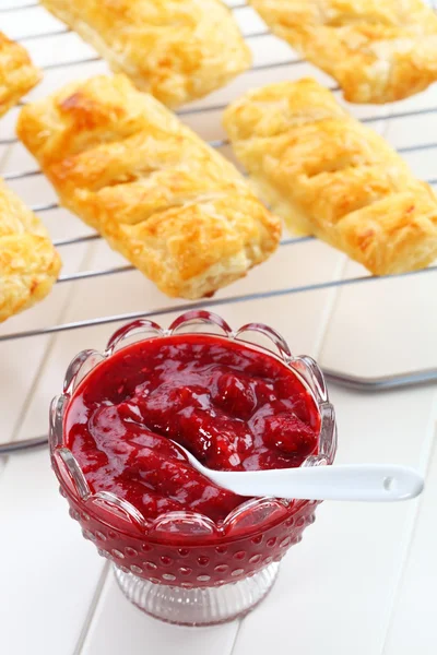 Homemade strawberry jam with apple turnovers — Stock Photo, Image