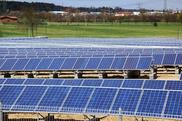Painéis solares para produção de energia — Fotografia de Stock