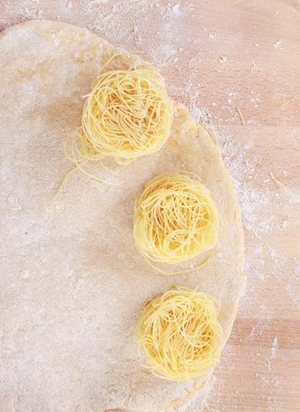 Pasta con tagliatelle crude — Foto Stock