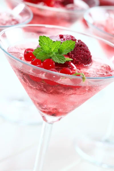 Summer cocktail with champagne and sorbet — Stock Photo, Image