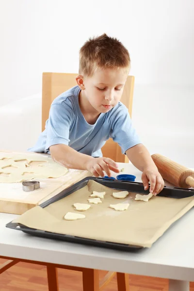 Mały chłopiec do pieczenia ciasteczek — Zdjęcie stockowe