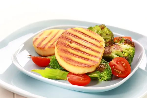 Grilled cheese on grilled vegetables — Stock Photo, Image