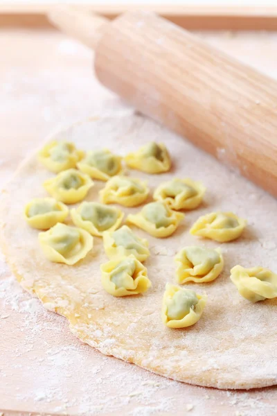 Pasta con tortellini crudi — Foto Stock