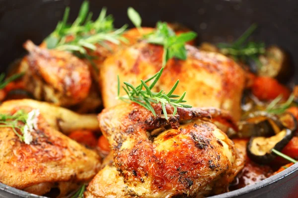 Pollo alla griglia su verdure — Foto Stock