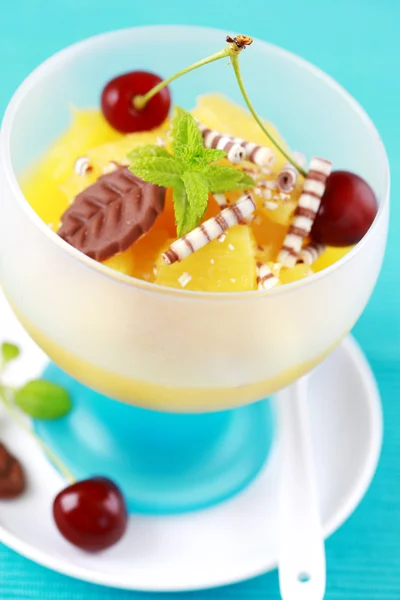 Ananas dessert met cherry — Stockfoto