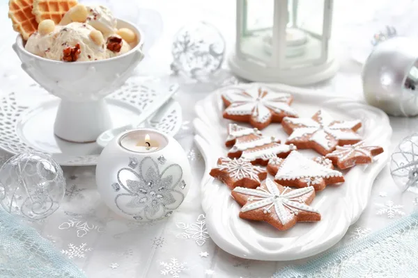 Имбирный хлеб и ореховое мороженое на Рождество — стоковое фото