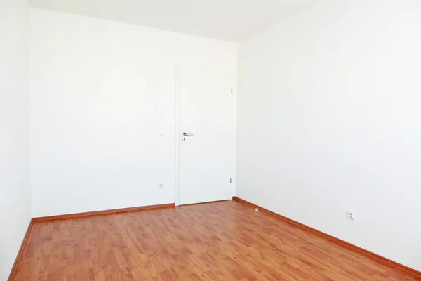 Tomt rum med vit dörr — Stockfoto
