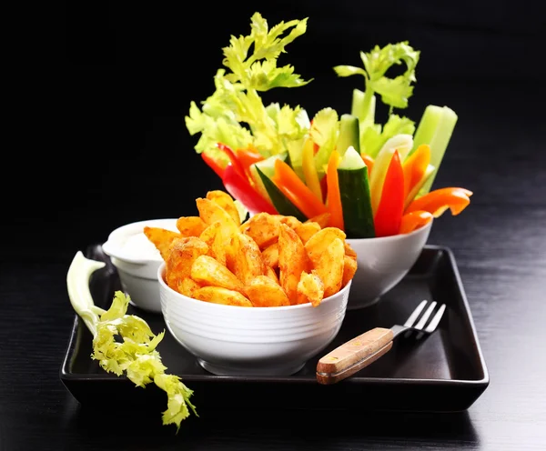 Cuñas con verduras crudas y salsa —  Fotos de Stock