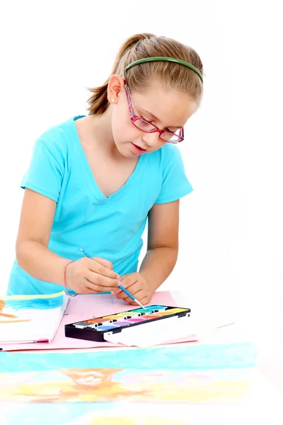 Schoolmeisje schilderen met aquarel — Stockfoto