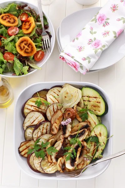 Grilled vegetables and salad with tamarillos — Stockfoto